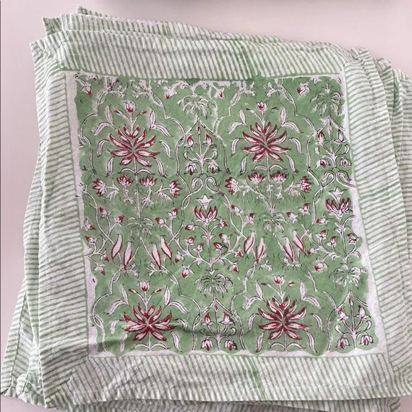 2 Green and Red Table Linens with Intricate Design & 14 napkins. - Picture 4 of 4